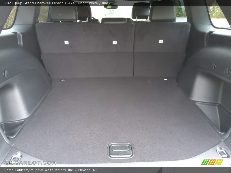 Bright White / Black 2022 Jeep Grand Cherokee Laredo X 4x4