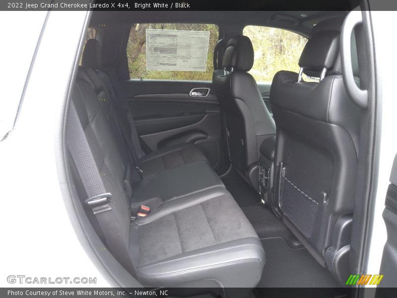 Bright White / Black 2022 Jeep Grand Cherokee Laredo X 4x4