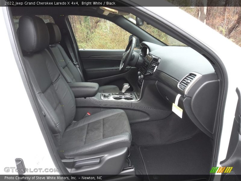Bright White / Black 2022 Jeep Grand Cherokee Laredo X 4x4
