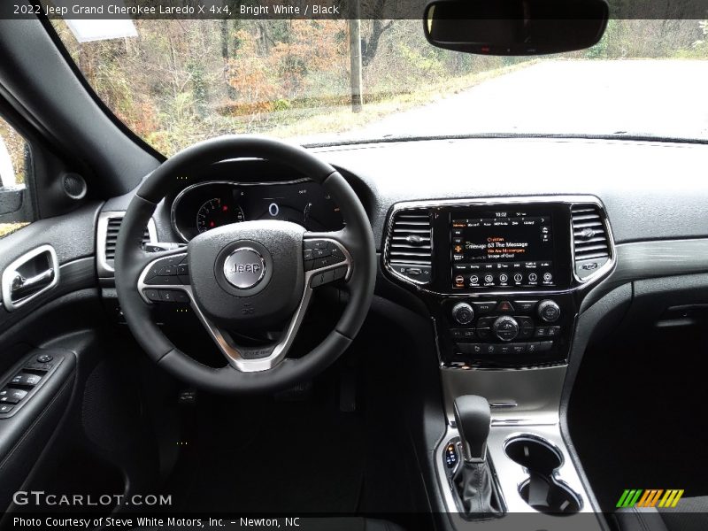 Bright White / Black 2022 Jeep Grand Cherokee Laredo X 4x4