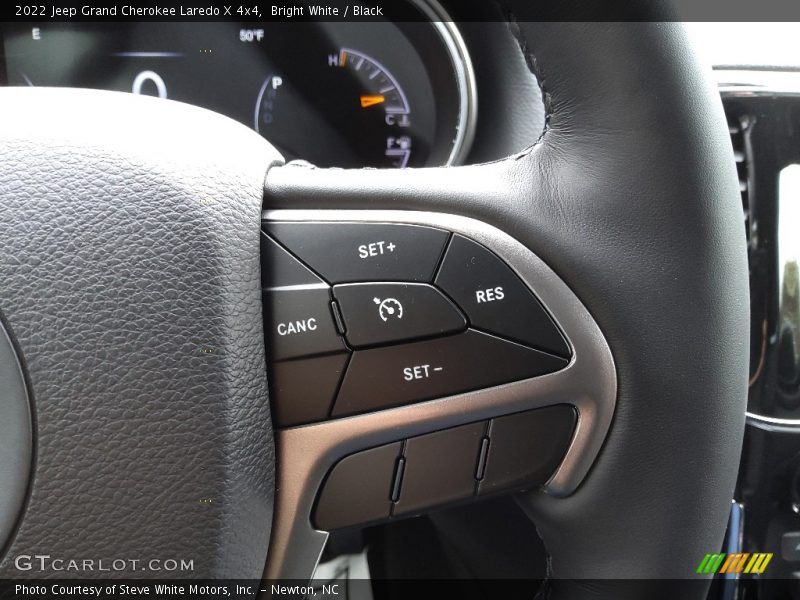 Bright White / Black 2022 Jeep Grand Cherokee Laredo X 4x4