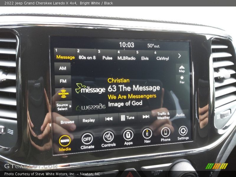 Bright White / Black 2022 Jeep Grand Cherokee Laredo X 4x4