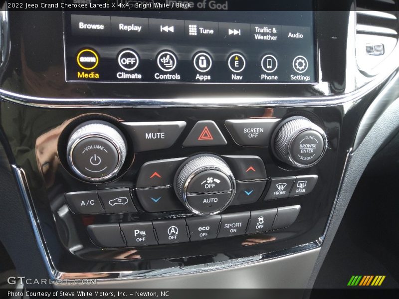 Bright White / Black 2022 Jeep Grand Cherokee Laredo X 4x4