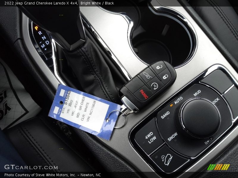Bright White / Black 2022 Jeep Grand Cherokee Laredo X 4x4