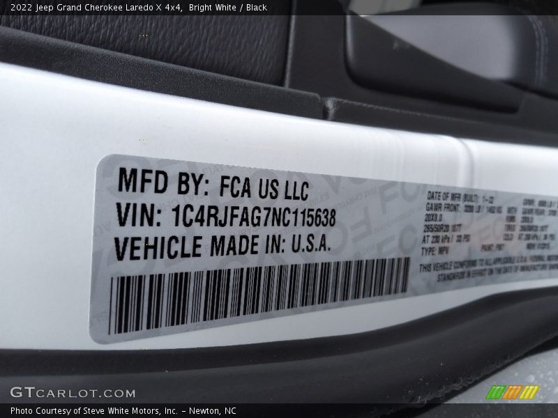Bright White / Black 2022 Jeep Grand Cherokee Laredo X 4x4