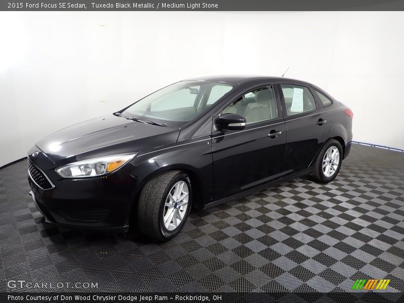 Tuxedo Black Metallic / Medium Light Stone 2015 Ford Focus SE Sedan
