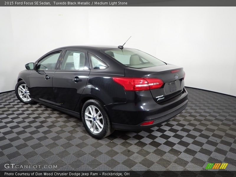 Tuxedo Black Metallic / Medium Light Stone 2015 Ford Focus SE Sedan