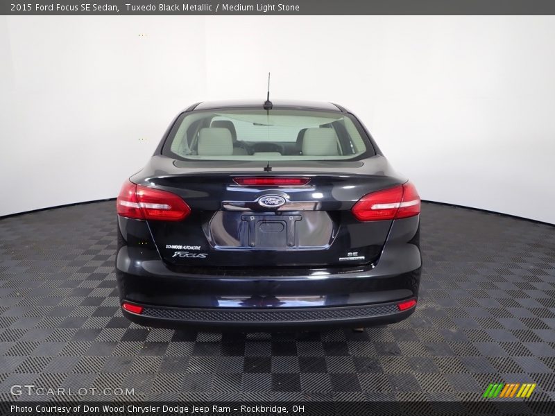 Tuxedo Black Metallic / Medium Light Stone 2015 Ford Focus SE Sedan
