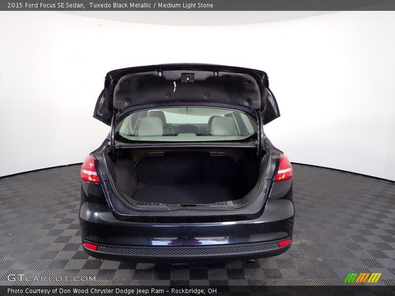 Tuxedo Black Metallic / Medium Light Stone 2015 Ford Focus SE Sedan