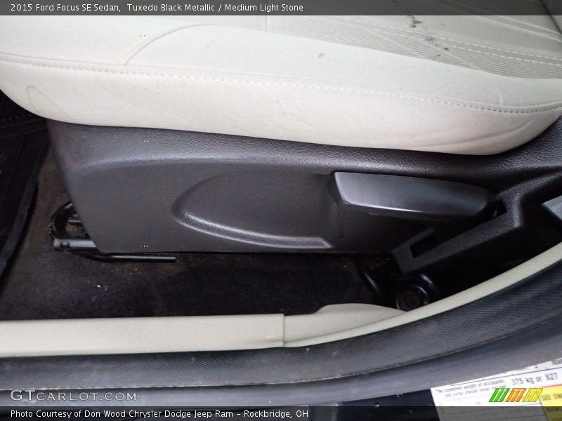 Tuxedo Black Metallic / Medium Light Stone 2015 Ford Focus SE Sedan