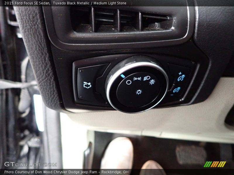 Tuxedo Black Metallic / Medium Light Stone 2015 Ford Focus SE Sedan