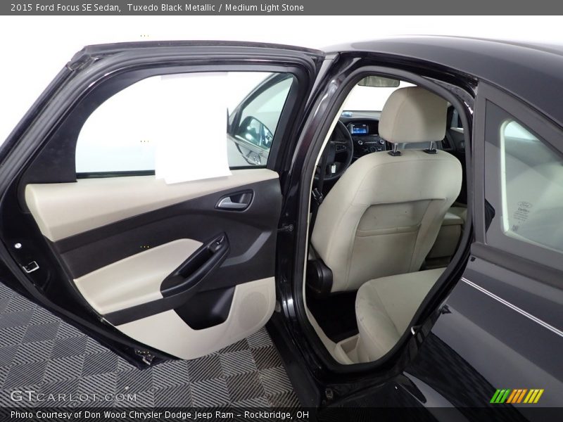 Tuxedo Black Metallic / Medium Light Stone 2015 Ford Focus SE Sedan