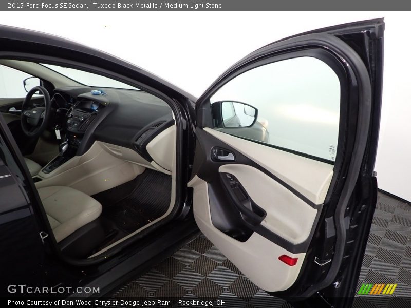 Tuxedo Black Metallic / Medium Light Stone 2015 Ford Focus SE Sedan