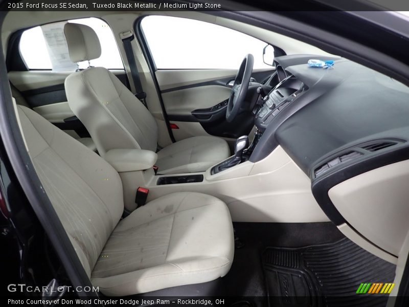 Tuxedo Black Metallic / Medium Light Stone 2015 Ford Focus SE Sedan