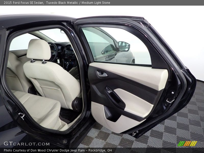 Tuxedo Black Metallic / Medium Light Stone 2015 Ford Focus SE Sedan