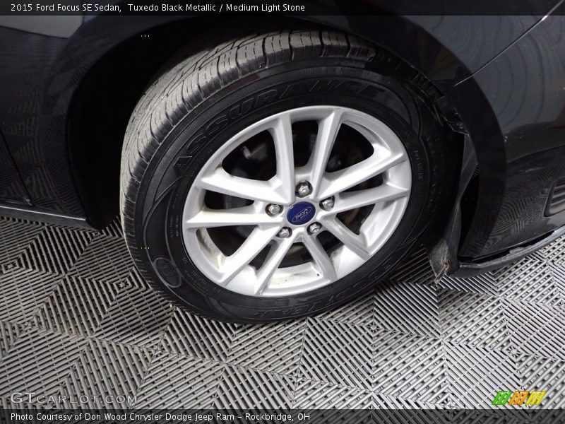 Tuxedo Black Metallic / Medium Light Stone 2015 Ford Focus SE Sedan