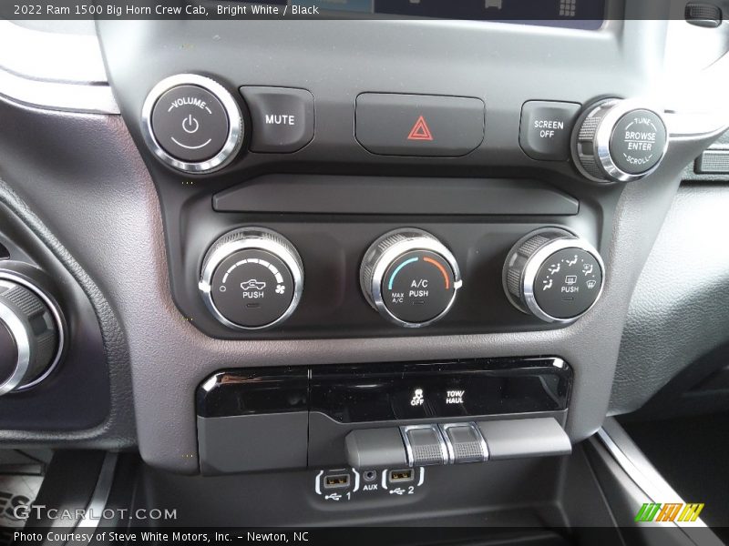 Bright White / Black 2022 Ram 1500 Big Horn Crew Cab