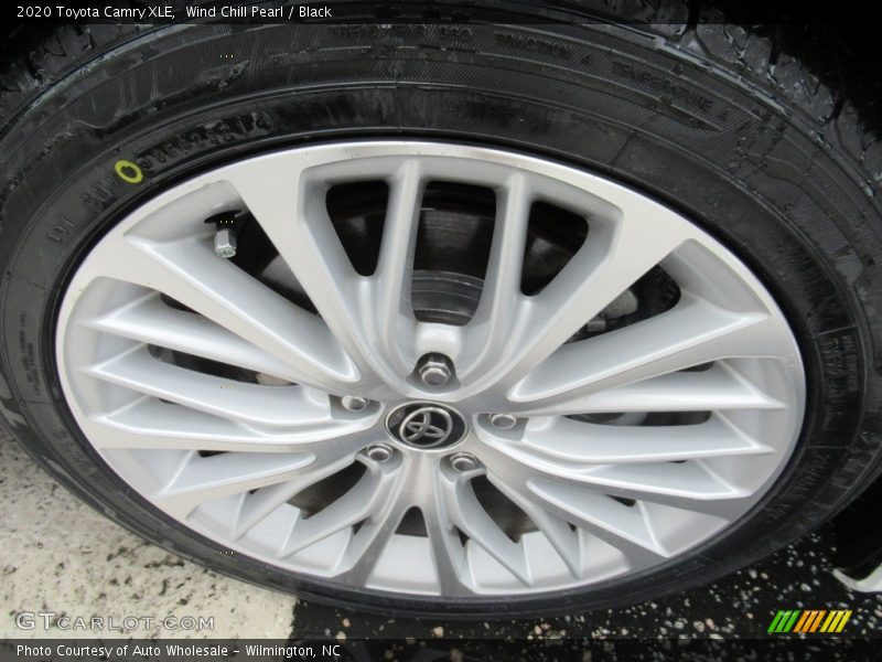 Wind Chill Pearl / Black 2020 Toyota Camry XLE