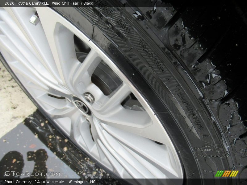 Wind Chill Pearl / Black 2020 Toyota Camry XLE