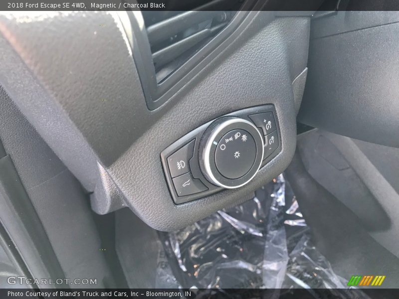 Magnetic / Charcoal Black 2018 Ford Escape SE 4WD