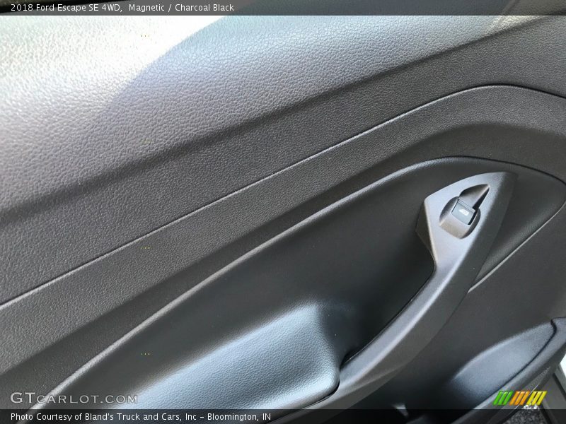 Magnetic / Charcoal Black 2018 Ford Escape SE 4WD