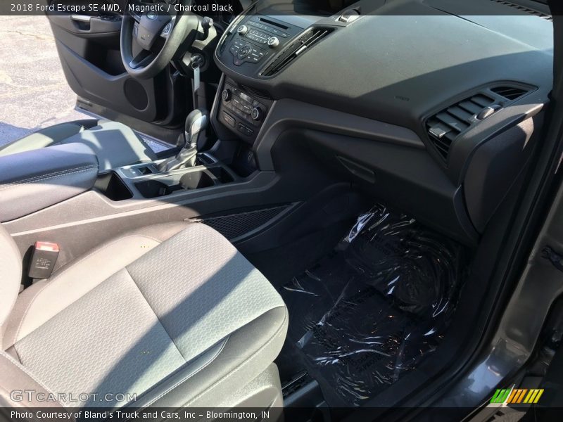 Magnetic / Charcoal Black 2018 Ford Escape SE 4WD