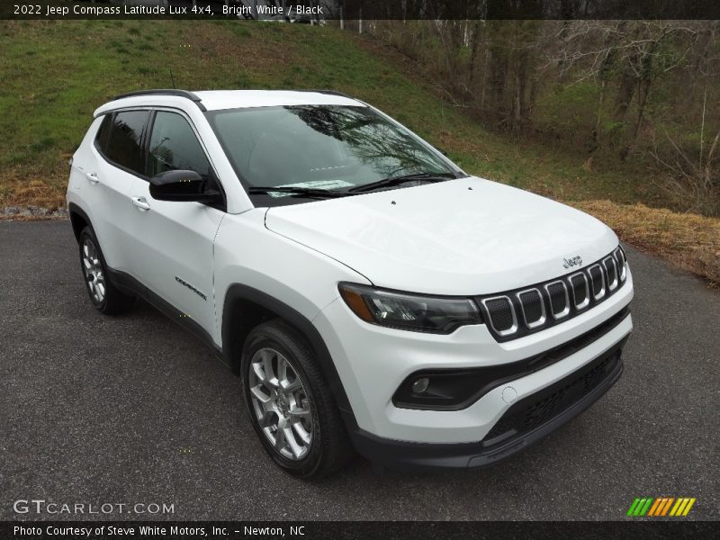 Front 3/4 View of 2022 Compass Latitude Lux 4x4