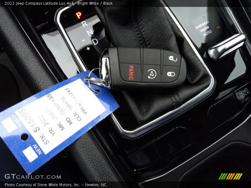 Bright White / Black 2022 Jeep Compass Latitude Lux 4x4