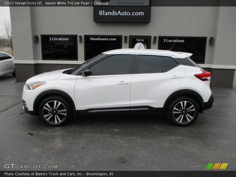 Aspen White TriCoat Pearl / Charcoal 2020 Nissan Kicks SR