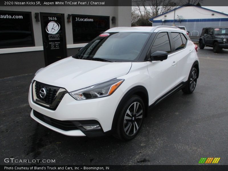 Aspen White TriCoat Pearl / Charcoal 2020 Nissan Kicks SR