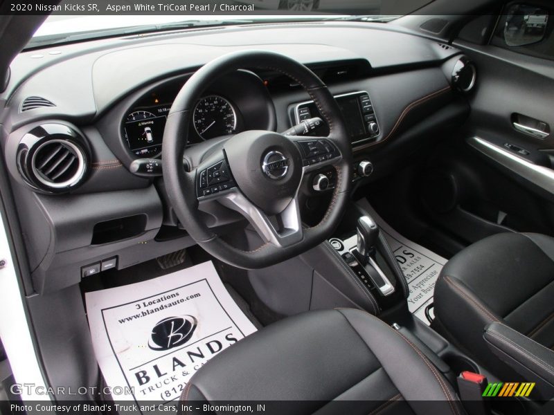 Aspen White TriCoat Pearl / Charcoal 2020 Nissan Kicks SR