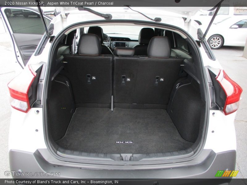Aspen White TriCoat Pearl / Charcoal 2020 Nissan Kicks SR