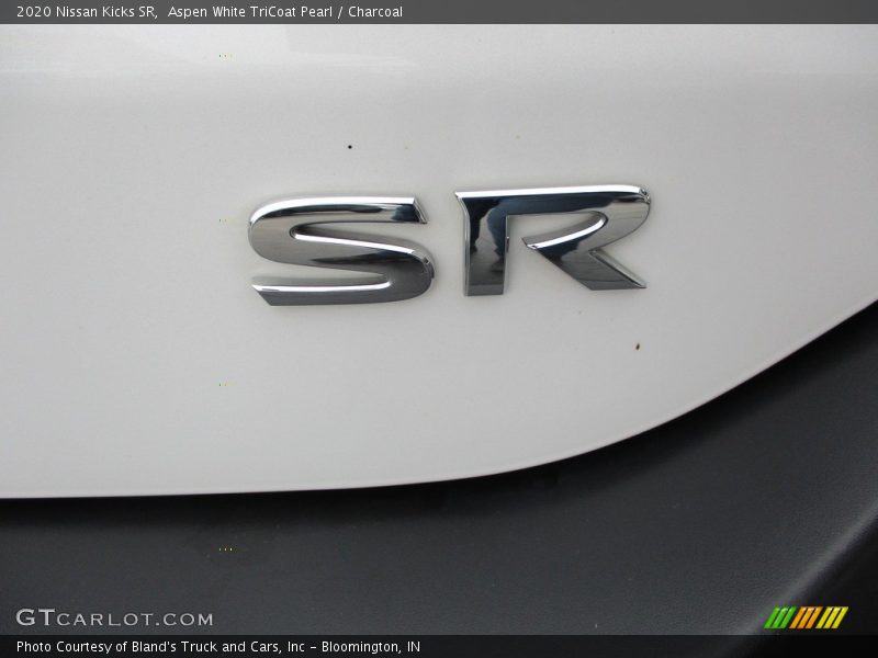 Aspen White TriCoat Pearl / Charcoal 2020 Nissan Kicks SR