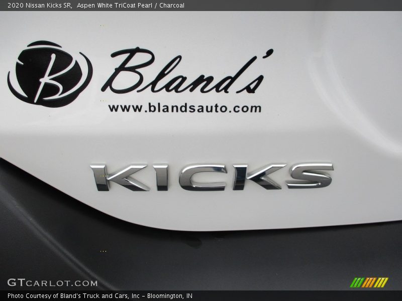 Aspen White TriCoat Pearl / Charcoal 2020 Nissan Kicks SR