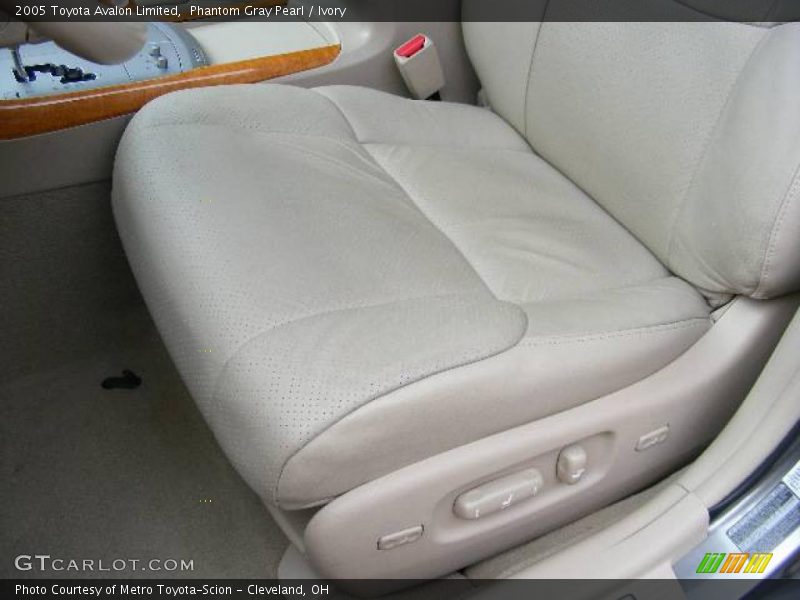 Phantom Gray Pearl / Ivory 2005 Toyota Avalon Limited