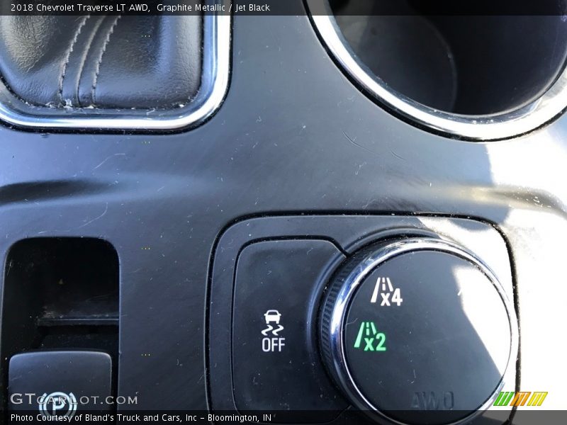 Graphite Metallic / Jet Black 2018 Chevrolet Traverse LT AWD