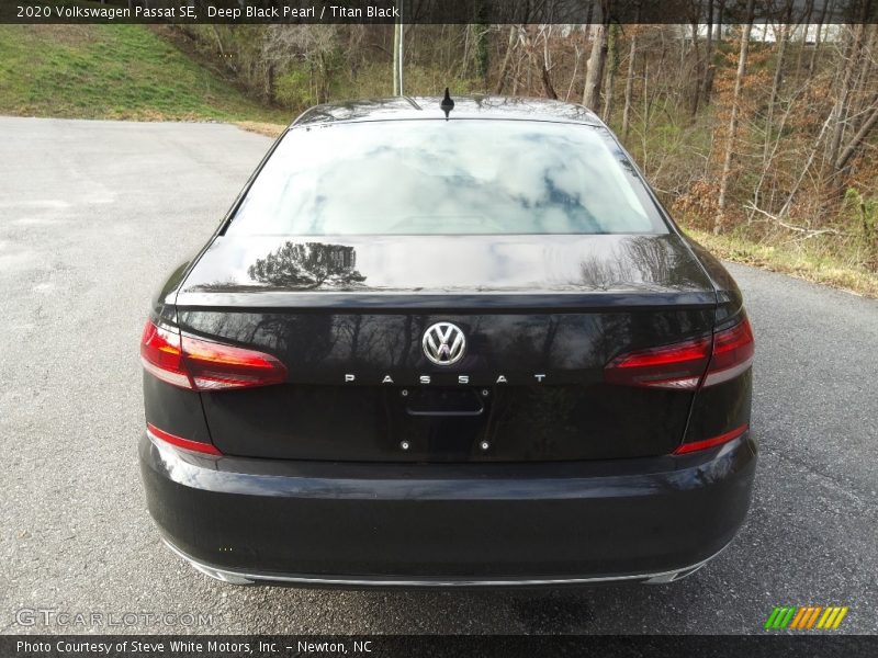 Deep Black Pearl / Titan Black 2020 Volkswagen Passat SE