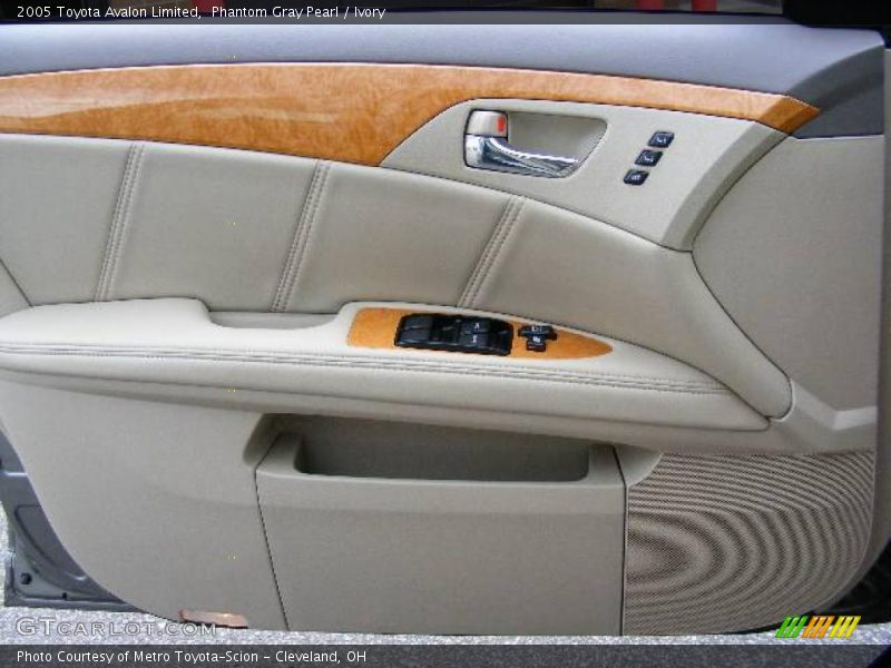 Phantom Gray Pearl / Ivory 2005 Toyota Avalon Limited