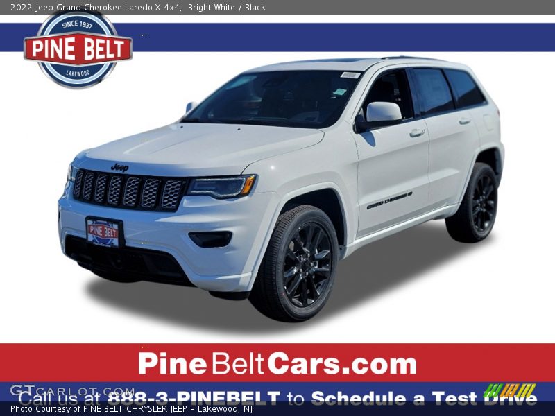 Bright White / Black 2022 Jeep Grand Cherokee Laredo X 4x4