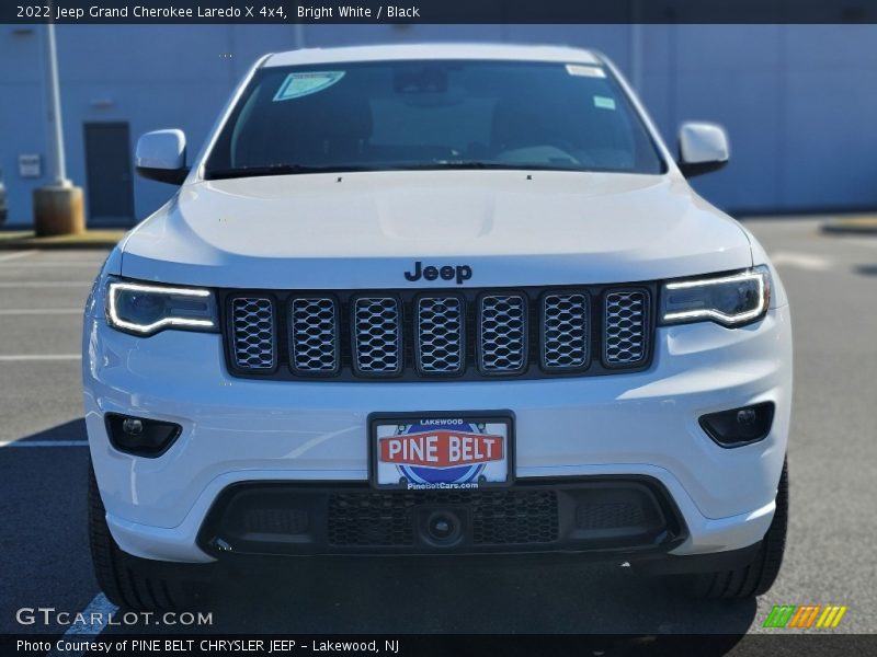 Bright White / Black 2022 Jeep Grand Cherokee Laredo X 4x4