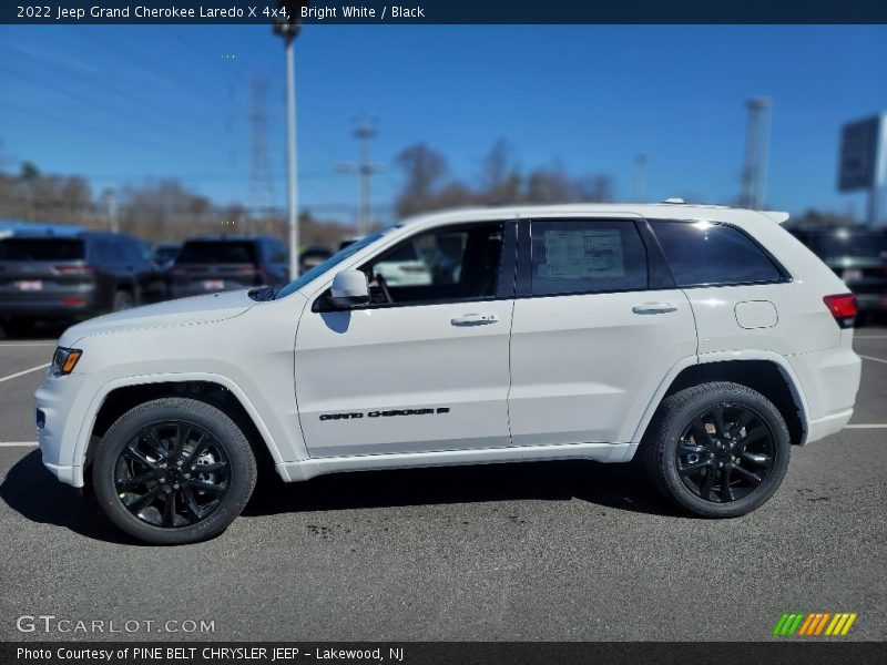 Bright White / Black 2022 Jeep Grand Cherokee Laredo X 4x4
