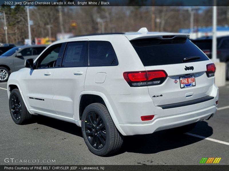 Bright White / Black 2022 Jeep Grand Cherokee Laredo X 4x4