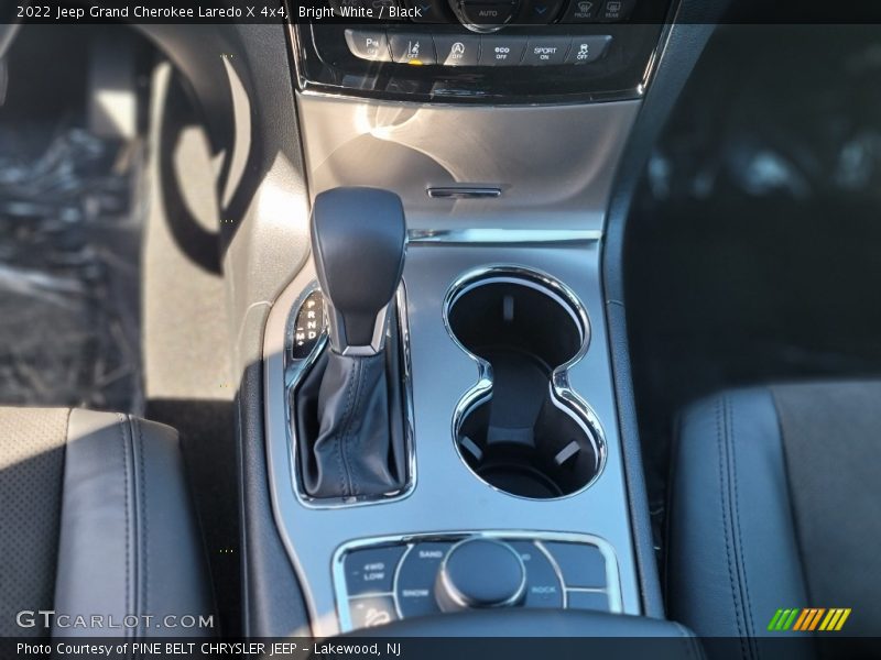 Bright White / Black 2022 Jeep Grand Cherokee Laredo X 4x4