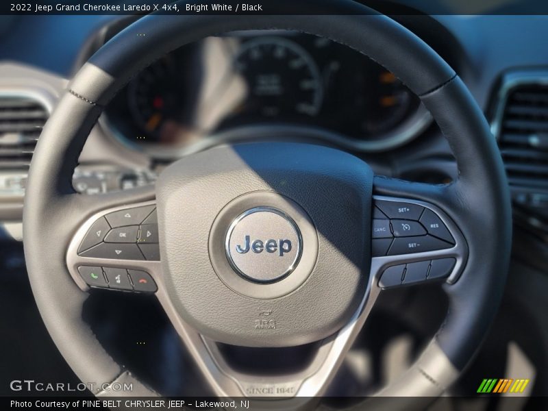 Bright White / Black 2022 Jeep Grand Cherokee Laredo X 4x4