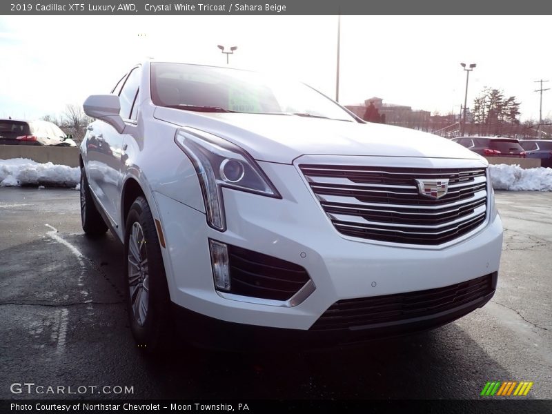 Crystal White Tricoat / Sahara Beige 2019 Cadillac XT5 Luxury AWD