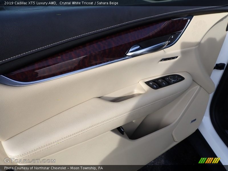 Crystal White Tricoat / Sahara Beige 2019 Cadillac XT5 Luxury AWD
