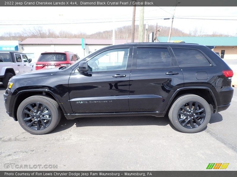 Diamond Black Crystal Pearl / Global Black 2022 Jeep Grand Cherokee Laredo X 4x4