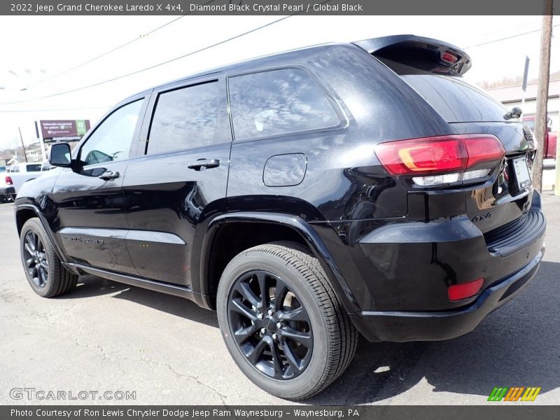 Diamond Black Crystal Pearl / Global Black 2022 Jeep Grand Cherokee Laredo X 4x4