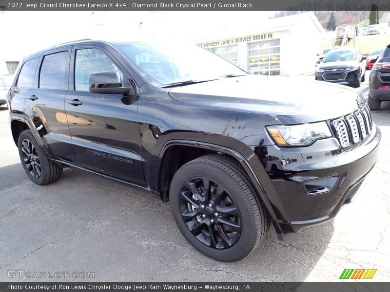 Diamond Black Crystal Pearl / Global Black 2022 Jeep Grand Cherokee Laredo X 4x4