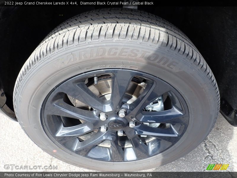 Diamond Black Crystal Pearl / Global Black 2022 Jeep Grand Cherokee Laredo X 4x4